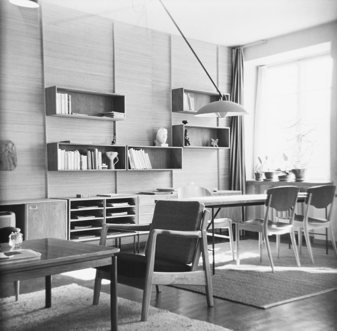 Wohnzimmer mit Sesseln und Bücherregal