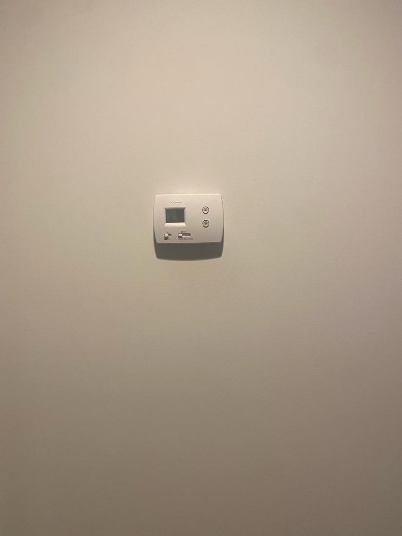 Thermostat an einer Wand