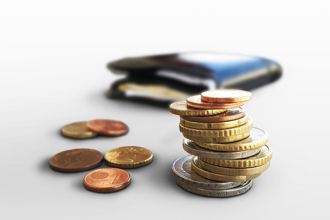 Euro-Münzen und Portemonnaie