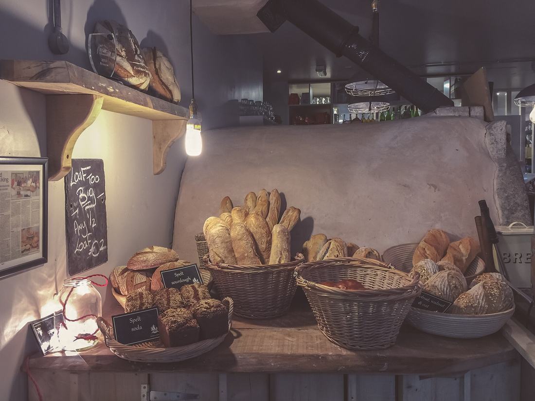 Brotlaibe in einer Bäckerei