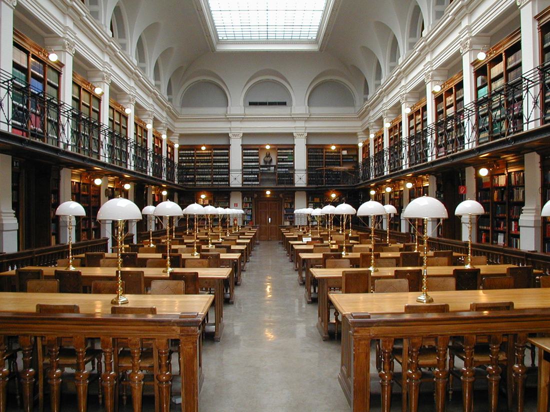 Lesesaal einer Universitätsbibliothek