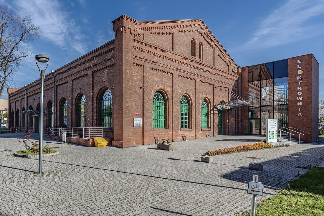 Öffentliches Gebäude aus Backstein
